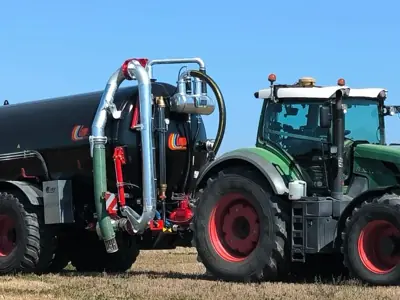 Tractor con cisterna de purines en el campo