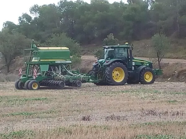 Tractor con sembradora neumática sembrando sobre rastrojo