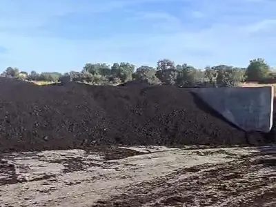 Gran montón de compost listo para el campo
